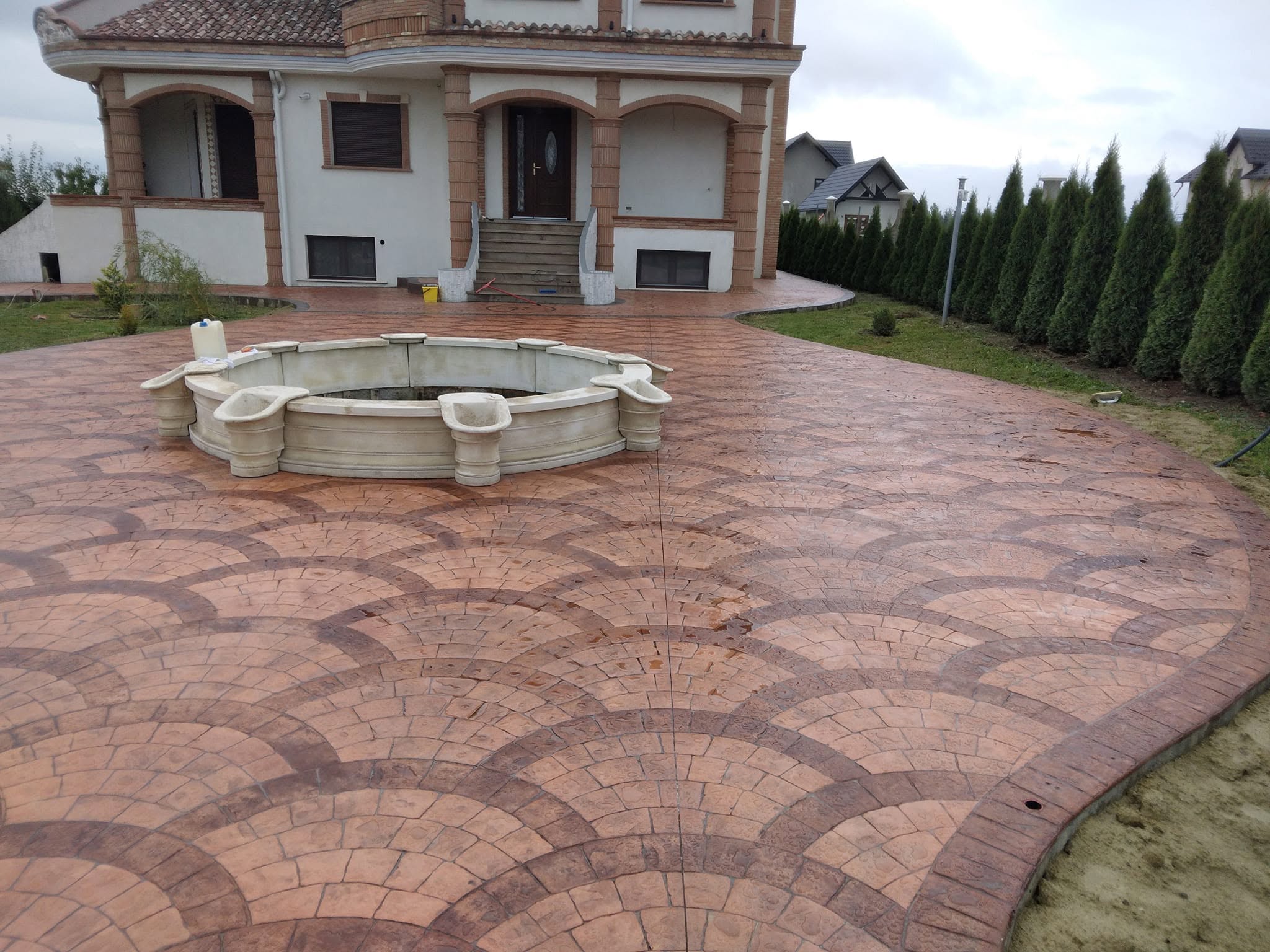 Curte din beton amprentat